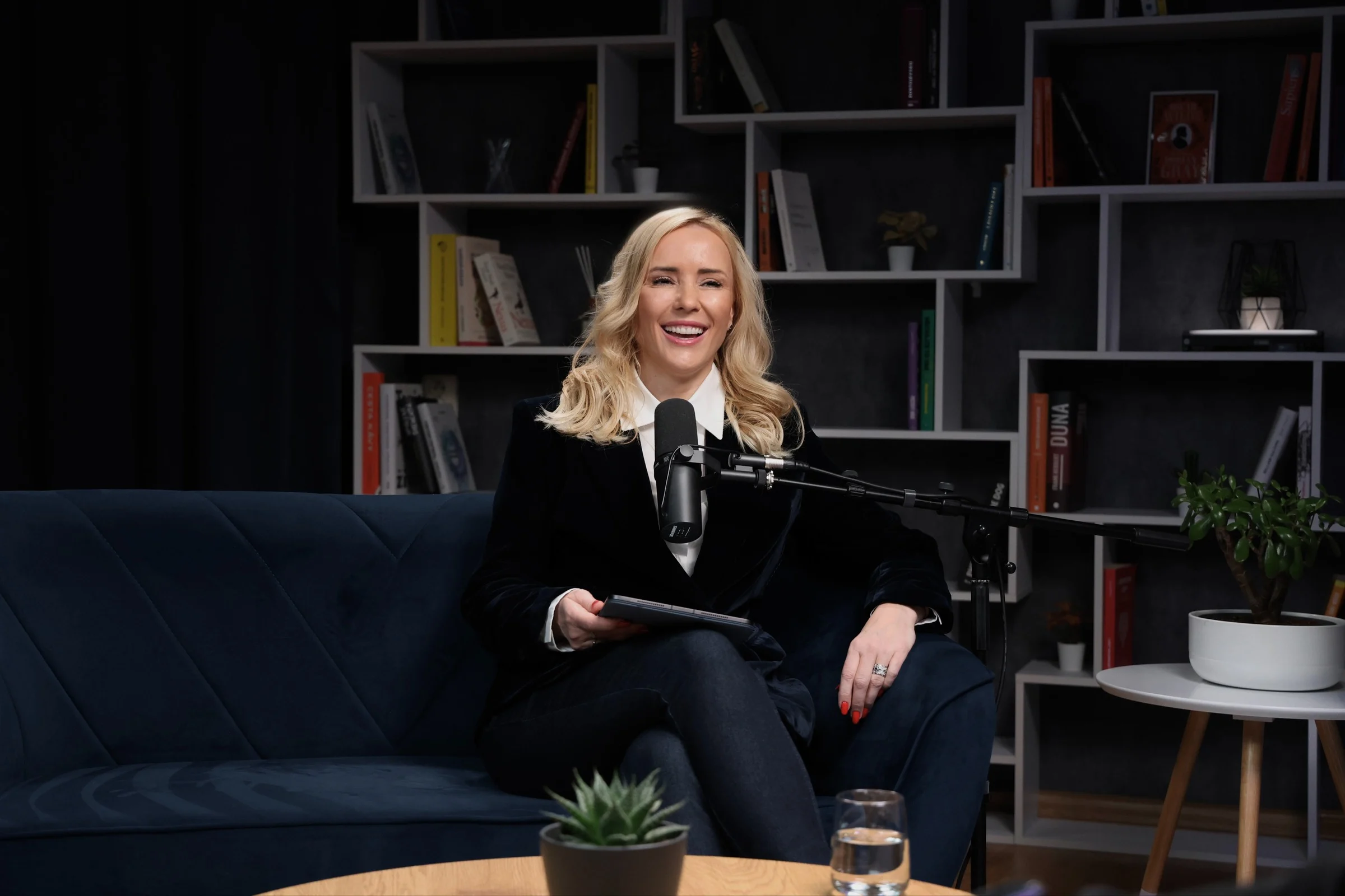 Tatiana Ondrejková v podcastovom štúdiu